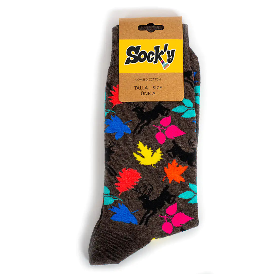 Calcetines con ilustración otoñal con ciervos y hojas caías de colores