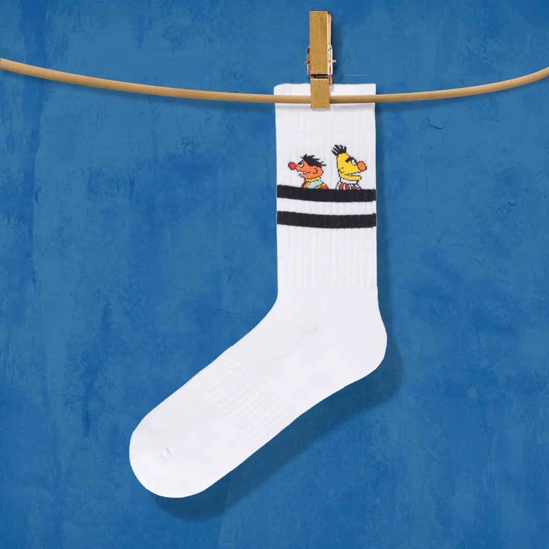 Calcetines blancos con los famosos Epi y Blas con bandas negras y