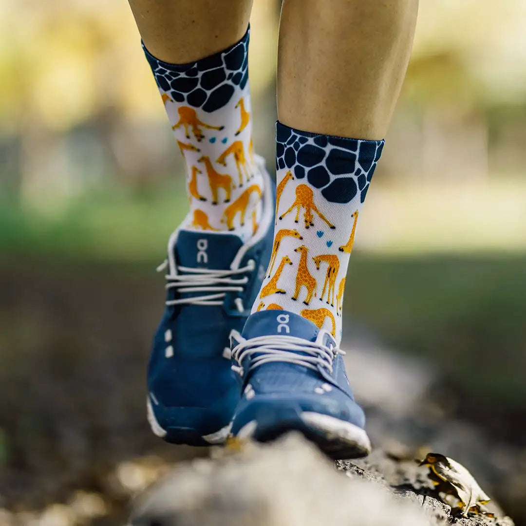 Calcetines divertidos con estampado a base jirafas en diferentes posiciones y tamañños