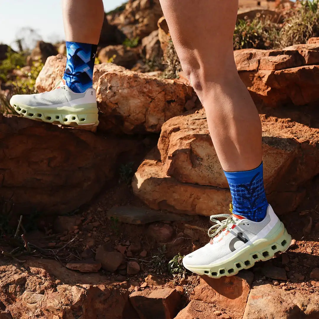 Calcetines estampado en tonos azules eléctricos geométricos