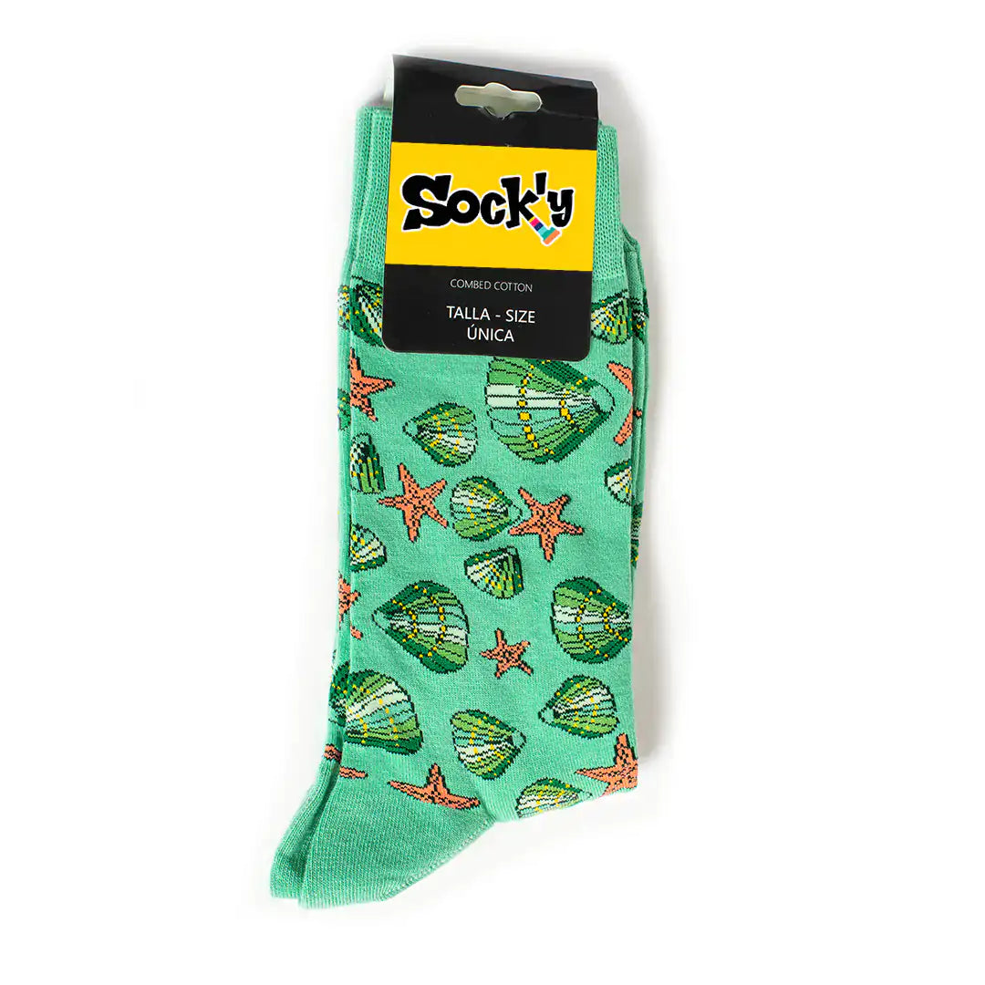 Calcetines con conchas y estrellas de mar sobre fondo verde agua