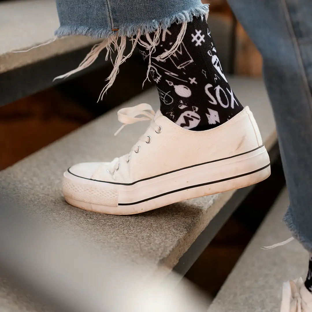Calcetines con diseño grunge en blanco y negro