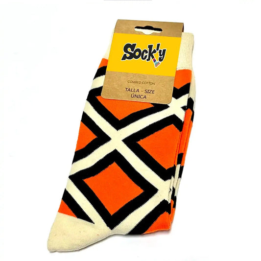 Calcetín con diseño geométrico con rombos en colores naranja y negro, sobre fondo beige