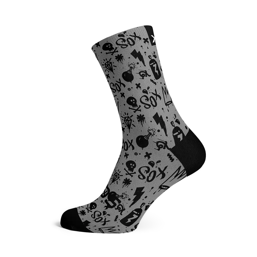 Calcetín con grafitis grunge en negro con fondo gris