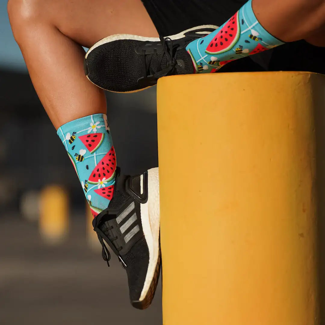 Calcetines divertidos con ilustración de rodajas de sandías y  abejas pequeñas tipo comic
