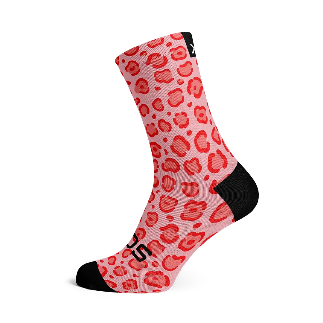 Calcetín con estampado de piel de leopardo en colores rosa y rojos 