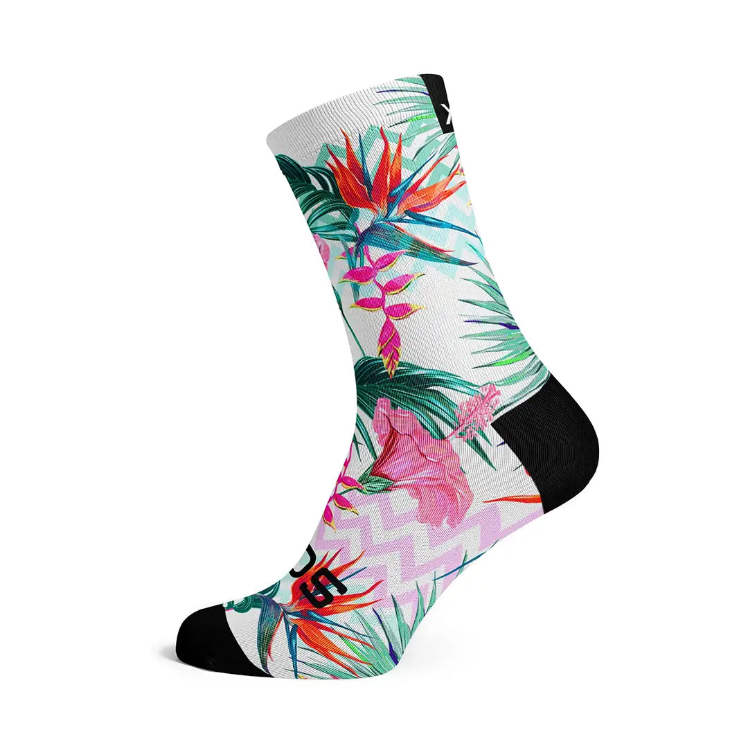 Calcetines con motivos florales multicolores sobre fondo blanco