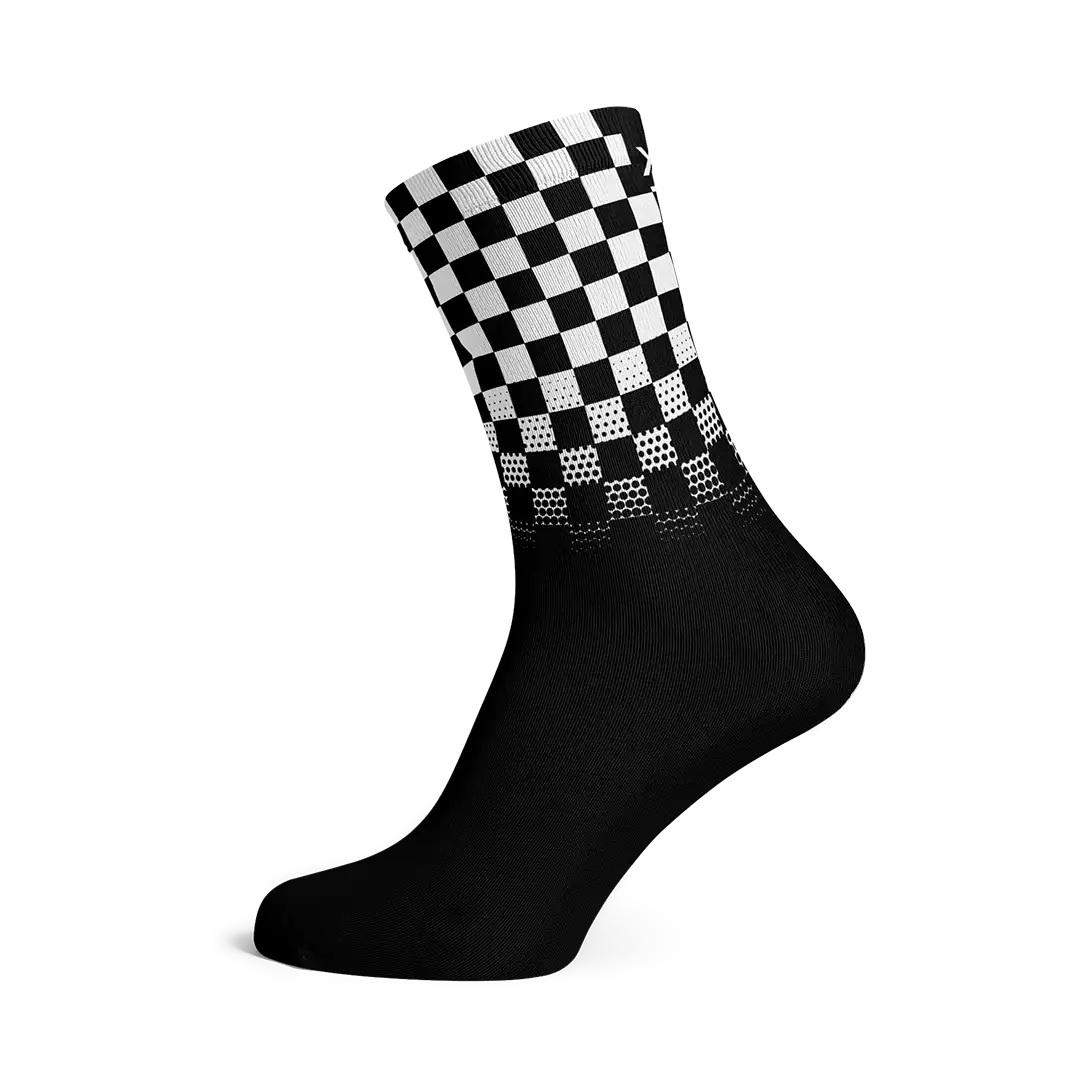 Calcetines en blanco y negro con motivo de bandera de carreras