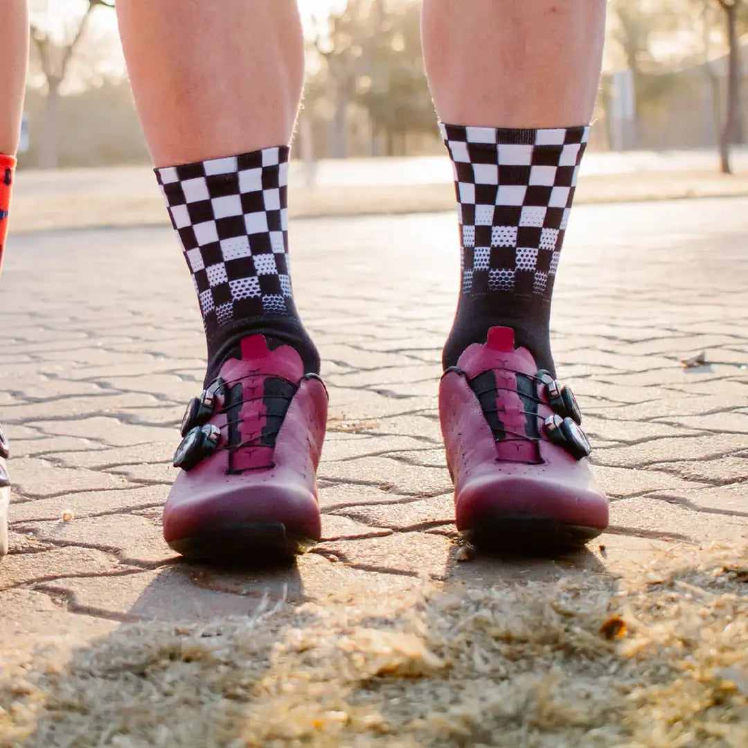 Calcetines estampados con bandera de carreras blanca y negra