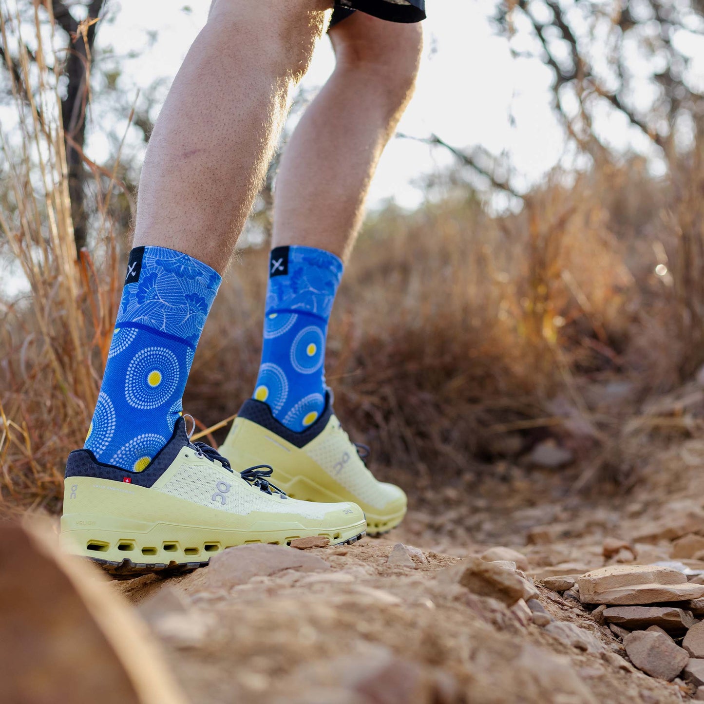 Calcetines estampado típico sudafricano (shweshwe) en tonos azules brillantes y amarillos