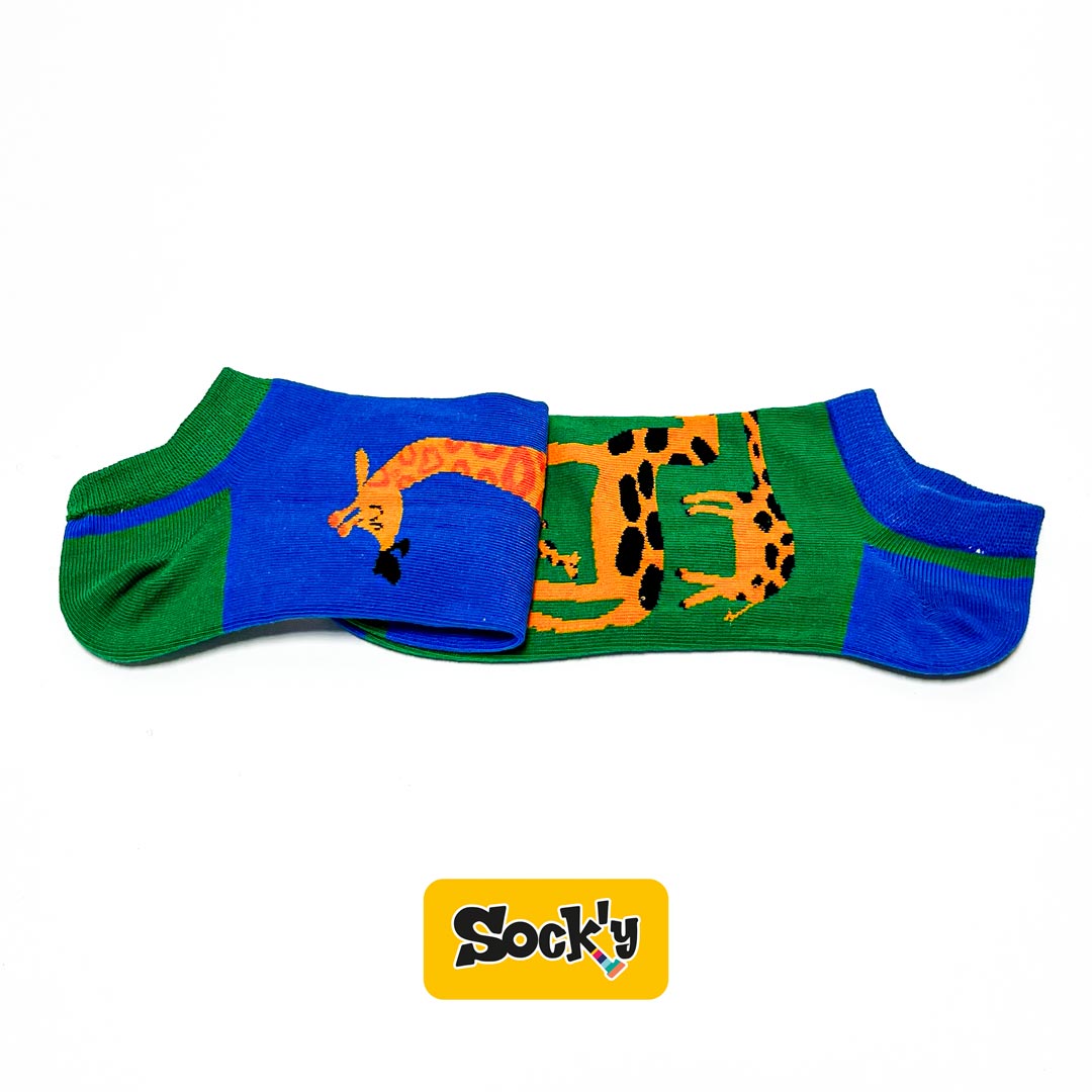 Calcetín tobillero de divertidos colores y con ilustración de jirafas en tonos azules y verdes