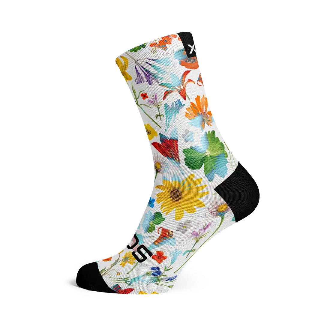 Calcetín con ilustración floral sobre fondo blanco