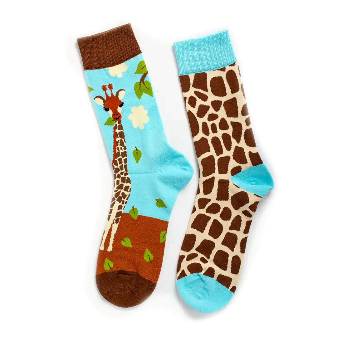 Calcetines diferentes para cada pie con jirafas